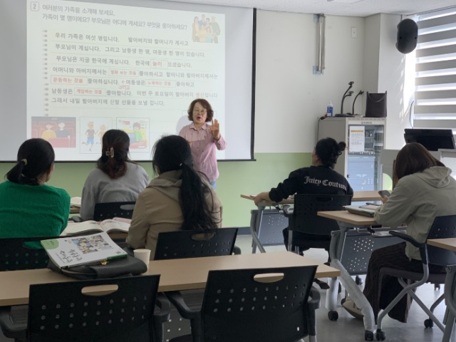 봉화군가족센터가 지역 다문화 가족의 안정적 지역 정착을 위한 특성화 지원 사업을 추진하고 있다. 봉화군 제공