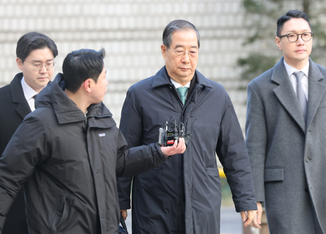 내란 우두머리 방조 혐의를 받는 한덕수 전 국무총리가 21일 서울중앙지법에서 열린 1심 선고 공판에 출석하고 있다. 연합뉴스