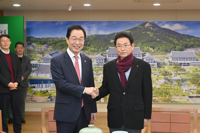 임종식 경북교육감(왼쪽)이 21일 경북도청에서 이철우 경북도지사와 만나 악수하고 있다. 경북교육청 제공
