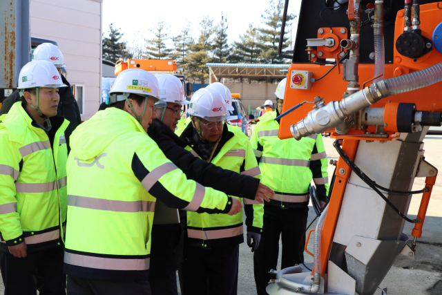 21일 국토교통부는 이날부터 29일까지 한국도로공사 9개 지역본부와 59개 지사를 대상으로 안전관리 실태 점검을 실시한다고 밝혔다. 최근 고속도로 사고가 잇따르며 국민 불안이 커지자 현장 중심의 안전관리 이행 여부를 직접 확인하기 위한 조치다. 2026.1.21. 국토부 제공