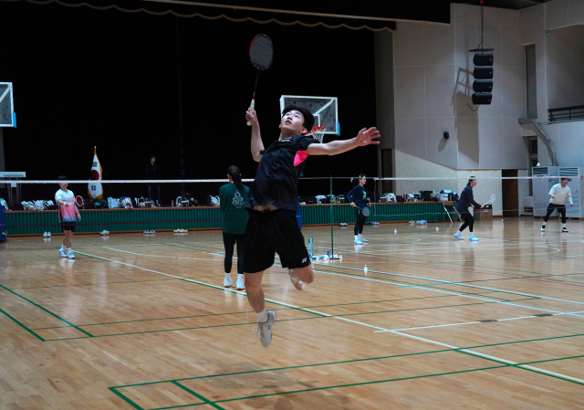 김천시청과 대구대학교 배드민턴 선수단이 울진 실내체육관에서 강도 높은 훈련을 소화하며 시즌을 대비하고 있다. 울진군 제공