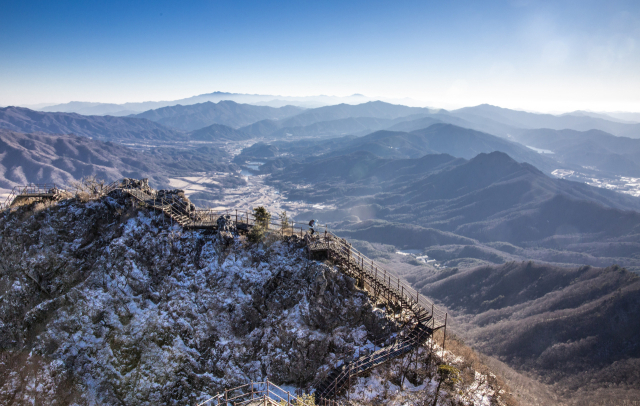 남덕유산 오르는 길. 멀리 지리산 주 능선이 길게 펼쳐져 있다. 제일 멀리 있는 능선 가운데 가장 높은 봉우리가 지리산 정상인 천왕봉이다. 김도훈 기자