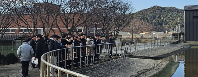 수원특례시의회 방문단이 20일 경주 공공하수처리장에서 혐기조 등 주요 처리시설을 둘러보며 하수 처리 운영 현황에 대한 설명을 듣고 있다.경주시 제공