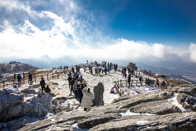 덕유산 정상인 향적봉 전경. 무주 리조트 곤돌라를 타고 온 관광객들이 정상석 앞에서 사진을 찍기 위해 길게 줄을 서서 기다리고 있다. 김도훈 기자