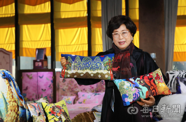 류병선 영도벨벳 회장이 대구 중구 삼덕동 영도다움에서 한국의 전통 문화를 소재로 만든 벨벳 베개를 선보이고 있다. 정운철 기자 woon@imaeil.com