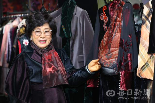 대구 중구 삼덕동 영도다움에서 류병선 영도벨벳 회장이 벨벳으로 제작된 제품들을 만지며 소재의 특징을 설명하고 있다. 영도다움은 벽지·커튼·의자 등 공간 대부분이 벨벳으로 구성된 전시장이다. 정운철 기자 woon@imaeil.com