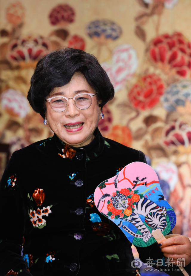 국내 최대 벨벳 기업 영도벨벳을 창업한 류병선 회장이 대구 도심 골목에 자리한 전시장 