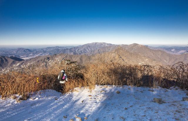 남덕유산 쪽에서 바라본 덕유산 주능선. 김도훈 기자