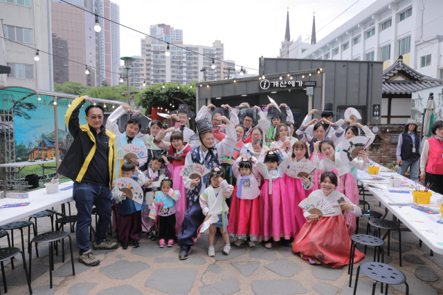 이상화 고택을 찾은 대만 관광객들이 K문화를 체험하고 있다. 대구문화예술진흥원 제공
