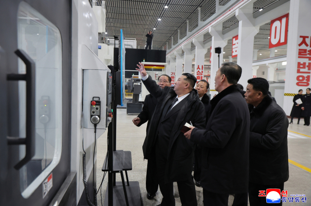 북한의 룡성기계연합기업소 1단계 개건 현대화 대상 준공식이 지난 19일 진행됐다고 조선중앙통신이 20일 보도했다. 사진 가운데 김정은 북한 국무위원장의 모습이 보인다. 연합뉴스