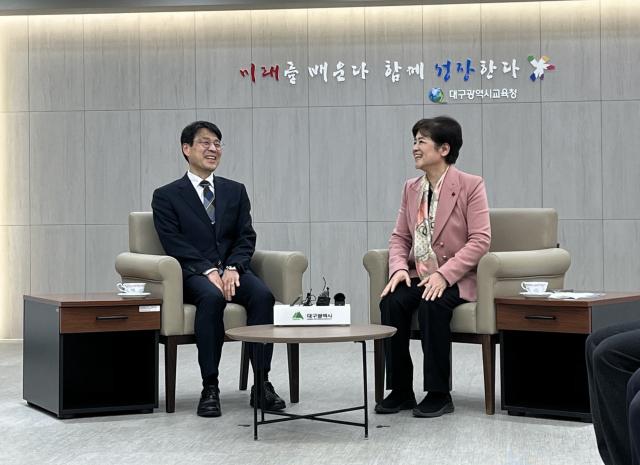 김정기 대구시장 권한대행과 강은희 대구시교육감이 21일 대구시교육청에서 만나 대구경북 행정통합에 관해 논의하고 있다. 김영경 기자