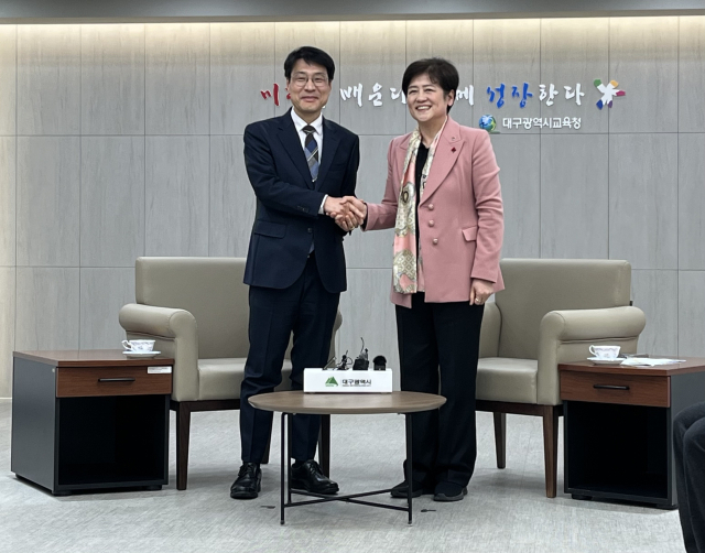 김정기 대구시장 권한대행과 강은희 대구시교육감이 21일 대구시교육청에서 만나 대구경북 행정통합에 관해 논의하고 있다. 김영경 기자