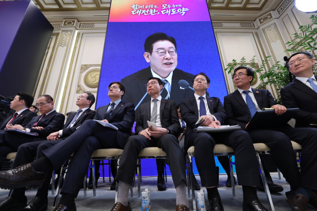 강훈식 비서실장 등이 21일 청와대 영빈관에서 열린 이재명 대통령 신년기자회견에 참석해 있다. 앞줄 왼쪽부터 강훈식 비서실장, 위성락 국가안보실장, 김용범 정책실장, 홍익표 정무수석, 이규연 홍보소통수석, 조성주 인사수석, 전성환 경청통합수석비서관, 봉욱 민정수석. 연합뉴스