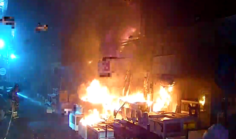 포항 구룡포 한 시장 상가 불…점포 3개 태우고 진화