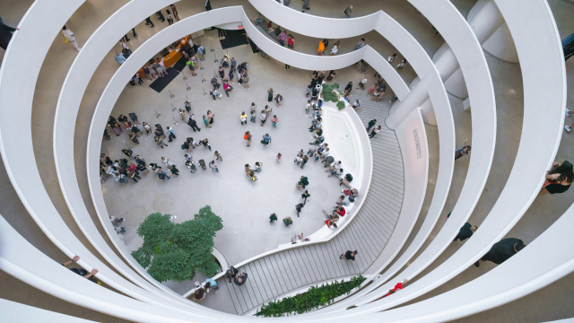 1층 아트리움 로비의 행사 이벤트 오픈공간은 내려다보는 특이한 시각적 경험이다.