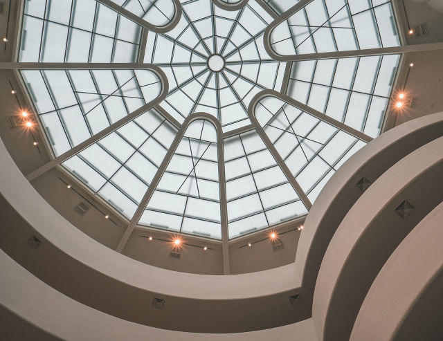 전체가 오픈된 아트리움 유리천정 전시장은 자연 채광이 균일한 친환경 건축이다.