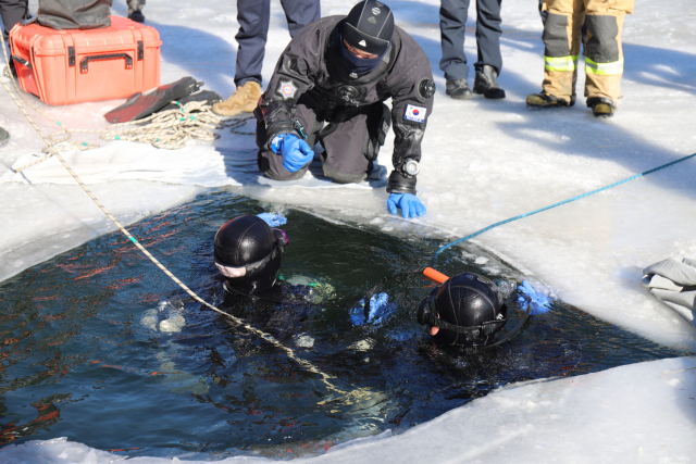영주소방서가 단산저수지에서 수난구조활동을 펴고 있다. 영주소방서 제공