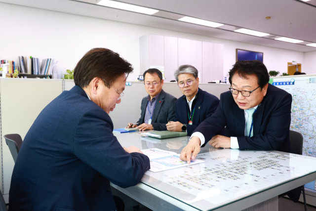 손병복 울진군수가 국토교통부를 방문해 이우제 도로국장에게 남북10축 고속도로의 울진 구간 필요성을 설명하고 있다. 울진군 제공
