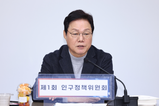 박완수 도지사가 2026 경남인구정책 시행계획 중 새롭게 4대 전략 체계를 확정하고 구체적인 내용에 대해 설명하고 있다. 경남도 제공