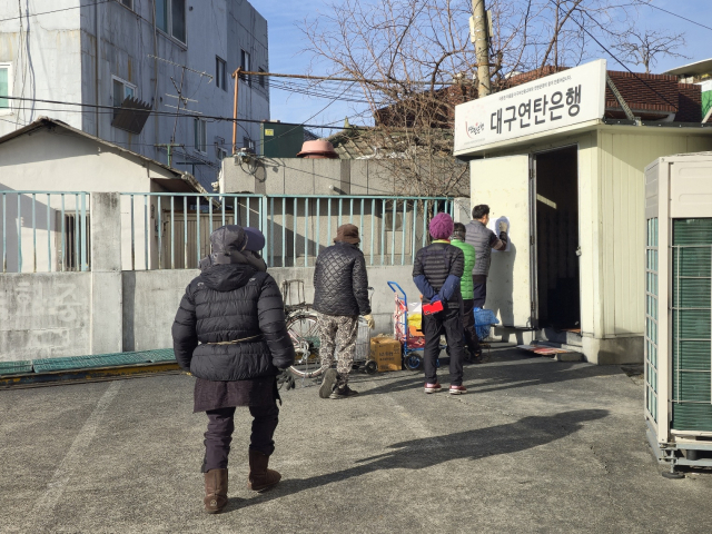 지난 21일 오전 방문한 대구 서구 비산동 소재 연탄은행. 살을 에는 추위에 중년 여성 4명은 각종 방한용품과 옷가지로 몸을 두른 채 손수레를 끌고 이곳에 모여 있었다. 김지효 기자
