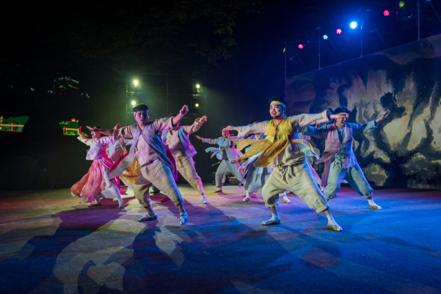 수무바다 흰고무래. 극단 현장 제공.