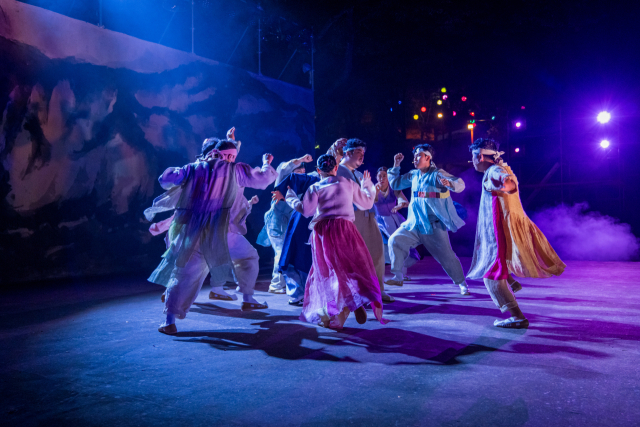 수무바다 흰고무래. 극단 현장 제공.