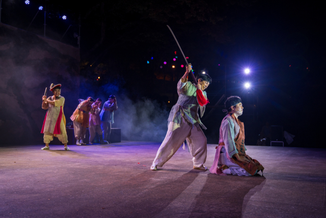 수무바다 흰고무래. 극단 현장 제공.