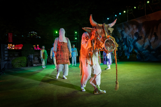 수무바다 흰고무래. 극단 현장 제공.
