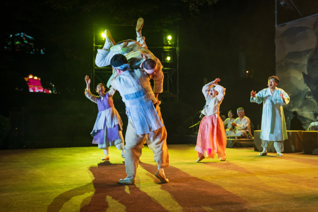 수무바다 흰고무래. 극단 현장 제공.