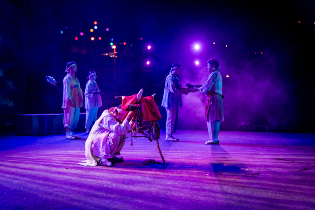 수무바다 흰고무래. 극단 현장 제공.