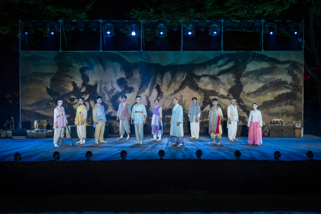 수무바다 흰고무래. 극단 현장 제공.