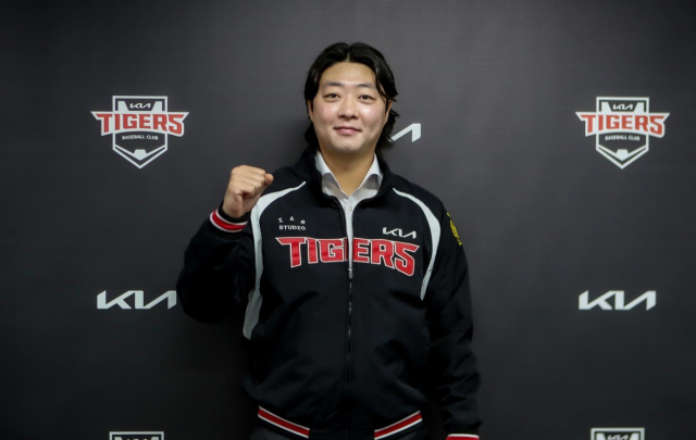 김범수가 21일 KIA 타이거즈와 FA 계약을 맺은 뒤 포즈를 취하고 있다. 연합뉴스