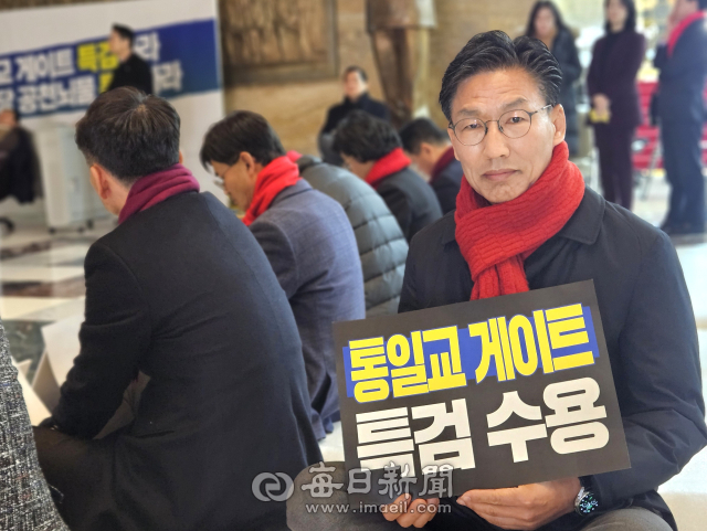 김병삼 전 부시장이 국회 본관 로비 앞에서 국민의힘 장동혁 당대표 단식 투쟁을 응원하고 있다. 김병삼 전 부시장 제공