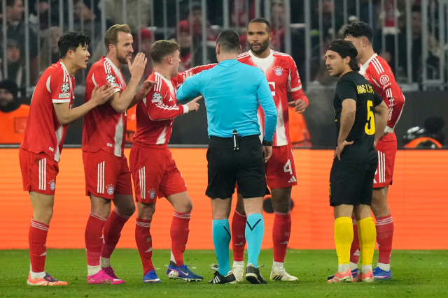 김민재(바이에른 뮌헨·왼쪽 첫 번째)와 바이에른 뮌헨 선수들이 주심(왼쪽 네번째 하늘색 상의)의 판정에 항의하고 있다. AP연합뉴스