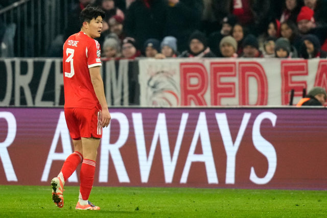 김민재(바이에른 뮌헨)가 22일(한국시간) 독일 뮌헨 알리안츠 아레나에서 열린 위니옹 생질루아즈(벨기에)와의 경기에서 레드카드를 받고 경기장을 벗어나고 있다. AP연합뉴스