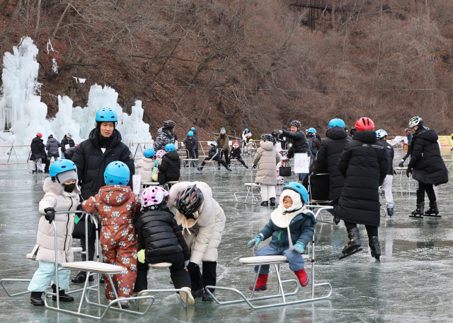 제3회 영양꽁꽁얼음축제장에서 가족단위 방문객들이 얼음썰매 체험을 하고 있다. 영양군 제공