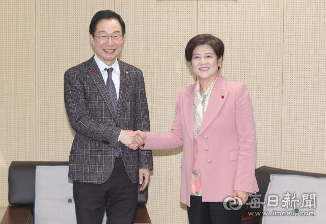 22일 대구 달성교육지원청에서 강은희(오른쪽) 대구시교육감과 임종석 경북도교육감이 대구·경북 교육통합과 관련해 논의를 하기 위해 회동, 발걸음을 옮기고 있다. 안성완 기자 asw0727@imaeil.com