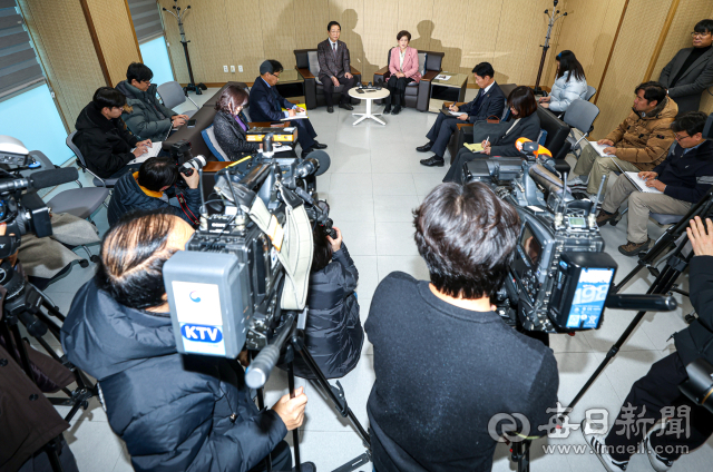 22일 대구 달성교육지원청에서 강은희(오른쪽) 대구시교육감과 임종석 경북도교육감이 대구·경북 교육통합과 관련해 논의를 하기 위해 회동, 이야기를 나누고 있다. 안성완 기자 asw0727@imaeil.com