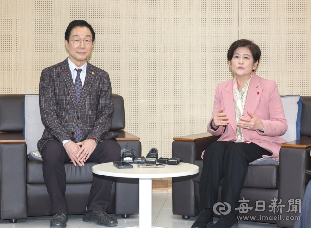 22일 대구 달성교육지원청에서 강은희(오른쪽) 대구시교육감과 임종석 경북도교육감이 대구·경북 교육통합과 관련해 논의를 하기 위해 회동, 이야기를 나누고 있다. 안성완 기자 asw0727@imaeil.com