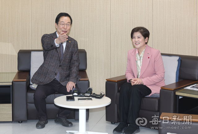 22일 대구 달성교육지원청에서 강은희(오른쪽) 대구시교육감과 임종석 경북도교육감이 대구·경북 교육통합과 관련해 논의를 하기 위해 회동, 이야기를 나누고 있다. 안성완 기자 asw0727@imaeil.com