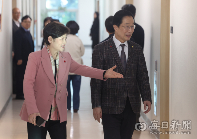 22일 대구 달성교육지원청에서 강은희(오른쪽) 대구시교육감과 임종석 경북도교육감이 대구·경북 교육통합과 관련해 논의를 하기 위해 회동, 이야기를 나누고 있다. 안성완 기자 asw0727@imaeil.com