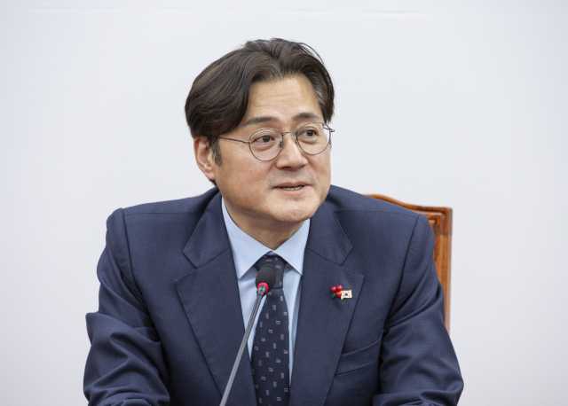 홍익표 청와대 정무수석이 21일 취임 인사를 위해 국회를 방문해 더불어민주당 한병도 원내대표를 만나 인사말을 하고 있다. 연합뉴스