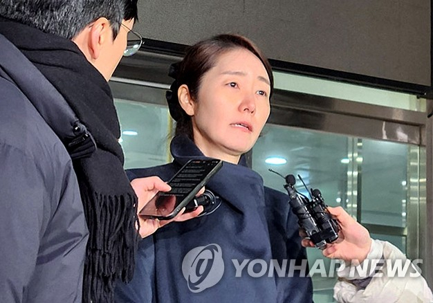 무소속 강선우 의원이 21일 오전 조사를 마치고 서울경찰청 마포청사에서 나오며 취재진의 질문에 답하고 있다. 연합뉴스