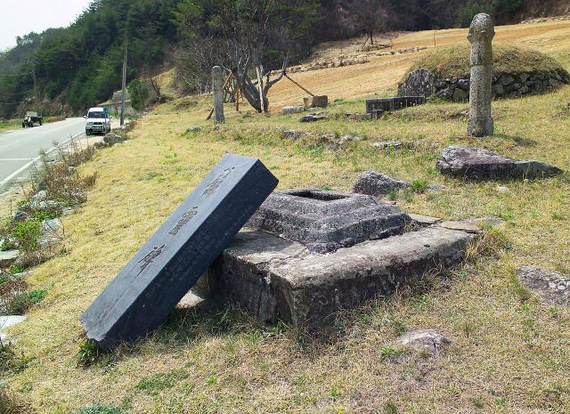 2006년 경남 거창 양민학살 희생자 합동묘역에 세웠던 위령비가 군사정권에 의해 파손된 채 땅속에 묻혀 있다가 27년 만인 1988년 다시 세상 밖으로 나왔다. 매일신문 DB.
