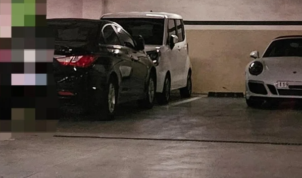 국내 한 아파트 단지에서 고가의 외제차 등 차량 여러 대 보유하고 있으면서도 주차비 부담을 피하기 위해 편법을 반복하는 이웃 주민 때문에 골머리를 앓고 있다는 사연이 온라인을 통해 알려졌다. 보배드림