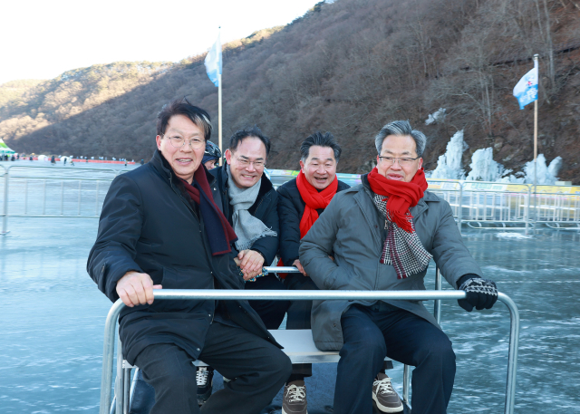 임종득 국회의원(왼쪽 두 번째)과 오도창 영양군수(오른쪽 첫 번째), 김영범 영양군의장(오른쪽 두 번째), 윤철남 경북도의원(왼쪽 첫 번째)이 22일 경북 영양군 현리빙상장에서 개최된 영양꽁꽁얼음축제장을 방문해 얼음썰매를 타고 있다. 김영진 기자