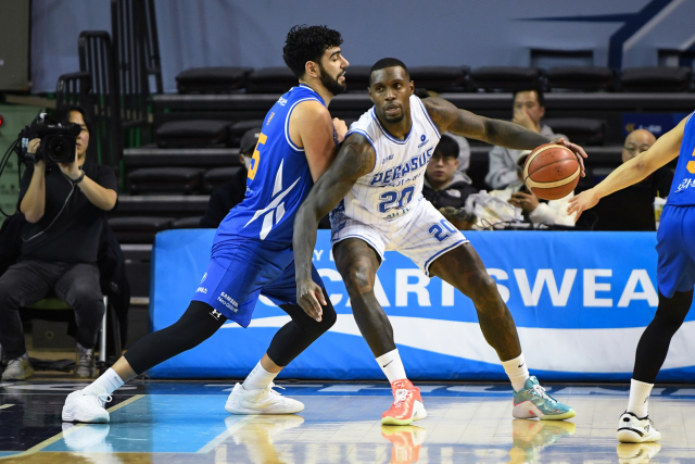 프로농구 대구 한국가스공사의 라건아(오른쪽)가 서울 삼성 썬더스의 케렘 칸터의 방어를 뚫고 삼성 진영으로 드리블하고 있다. KBL 제공