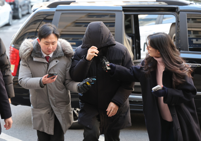 무소속 강선우 의원의 전직 보좌관 남씨가 경찰 조사를 위해 23일 서울 마포구 서울경찰청 광역수사단으로 들어서고 있다. 연합뉴스