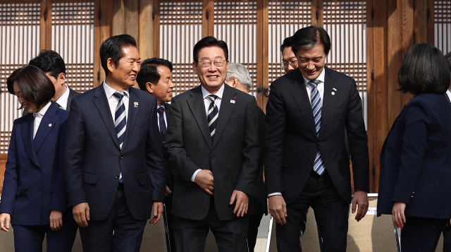 이재명 대통령이 16일 청와대 상춘재에서 열린 정당 지도부 초청 오찬에서 참석자들과 기념촬영을 마친 뒤 이석하고 있다. 앞줄 왼쪽부터 진보당 김재연 대표, 더불어민주당 정청래 대표, 이재명 대통령, 조국혁신당 조국 대표, 기본소득당 용혜인 대표. 연합뉴스.