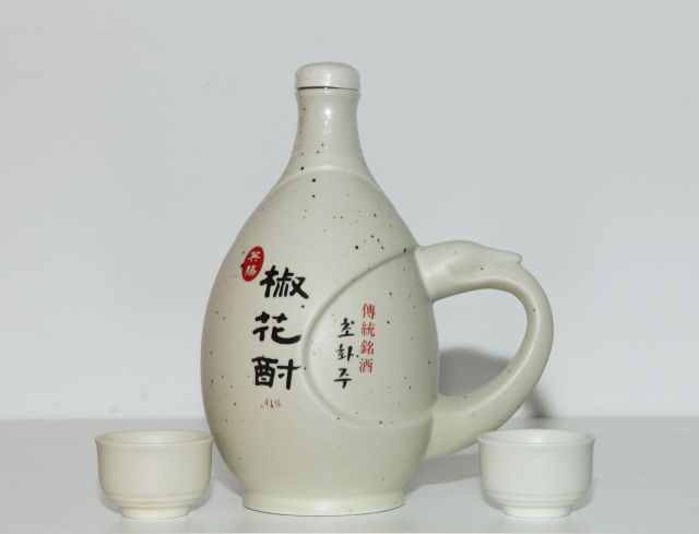 영양지역의 전통주인 영양장생주 초화주의 모습. 초화주는 꽃과 약재의 향이 어우러진 깔끔한 맛의 전통주로 큰 인기다. 영양군 제공